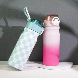 Botella de Agua de Acero Inoxidable Aislada de Doble Pared de 18 oz, Libre de BPA, para Mantener Frío por 24 Horas, Tapa Abatible con Bloqueo, Silicona Suave - Product Image 6