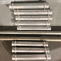 Machine à sertir pour le sertissage des tubes des pièces d'échelle