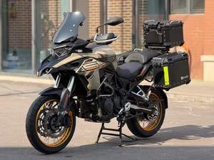Motocicleta de Aventura de Alto Rendimiento TRK552X 499cc Refrigerada - Product Image 1