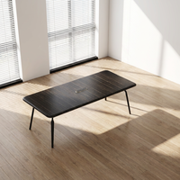 Table de conférence de bureau moderne de taille compacte, plateau en MDF à grain lisse, sortie de câbles intégrée, pieds métalliques simples, petite table de réunion pour hôtel