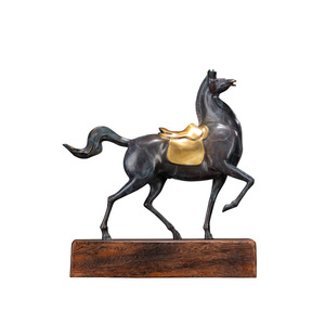Figura de caballo de latón con detalles en cobre y oro, hecha a mano, decoración artística de mesa para sala de estar, regalos empresariales - Product Image 1