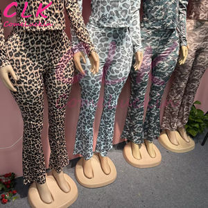 طقم نسائي من قطعتين للخريف والشتاء رائج المبيعات، هودي بطبعة الفهد مع أكمام طويلة وبنطلون رياضي ضيق واسع من الأسفل - Product Image 3