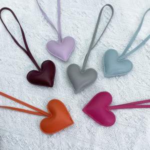 Porte-clés en cuir PU en forme de cœur, pendentif d'amour tendance, breloques de sac de luxe, accessoires de sac pour femmes, personnalisables, vente en gros - Product Image 6