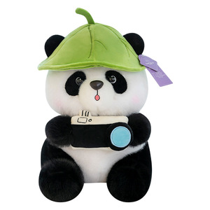Peluche <span class=keywords><strong>de</strong></span> Panda Adorable con Sombrero <span class=keywords><strong>de</strong></span> Hoja <span class=keywords><strong>de</strong></span> Loto y Cámara, Regalo Reconfortante para Niños, Decoración del Hogar, Juego Diario para Todas las Edades - Product Image 1