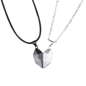 Collier à chaîne avec pendentif magnétique en forme de cœur au design inspirant pour les amoureux - Fiançailles, mariage, anniversaire, plaqué argent - Product Image 5