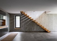 Escalier flottant moderne sur mesure avec marches en bois, système d'escalier autoportant pour villa