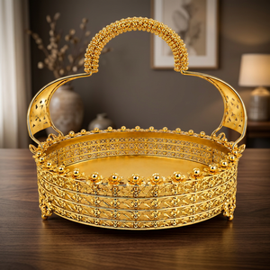 Plateau de service ovale en métal doré avec poignée, motif végétal gravé, vaisselle décorative artisanale glamour - Product Image 1