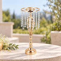 Tendance du moment : Support floral en spirale doré, centre de table géométrique en métal avec pampilles en cristal pour décoration florale de mariage et événements