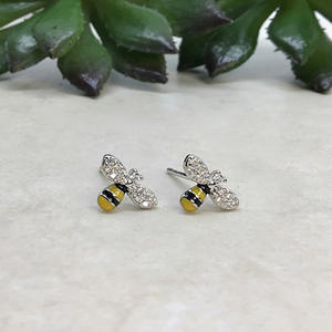 Pendientes Nina Ricci Bee Stud con alas de cristal en oro blanco y cuerpo de esmalte amarillo y negro, joyería de moda - Product Image 4