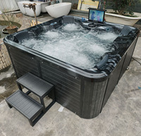 Spa extérieur de luxe noir pour 6 personnes avec téléviseur intelligent, Balboa Play 1, 80 jets, télécommande et fonction relaxante.