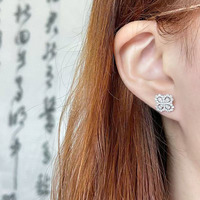 Boucles d'oreilles clous de luxe en or blanc 18 carats avec diamant de laboratoire motif trèfle porte-bonheur, boucles d'oreilles clous tendance, boucles d'oreilles en diamant de laboratoire, boucles d'oreilles raffinées