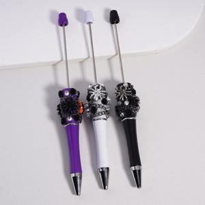 Penna a Sfera Gotica per Halloween con Ragno Carino, Fiore, Catena e Strass Trasparenti - Regalo Spaventoso - Product Image 1