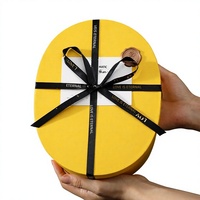 Élégante boîte cadeau ovale jaune pour le Festival de la Mi-Automne et les cadeaux d'anniversaire, avec ruban et carte de vœux