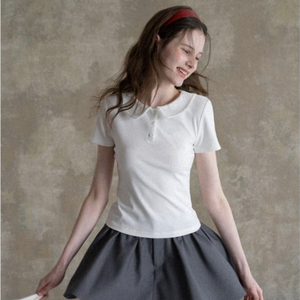 Camiseta de Manga Corta Tejida Transpirable Blanca para Mujer, Estilo Preppy, Color Sólido, Largo Regular, Diseño de Cuello Personalizado - Product Image 1
