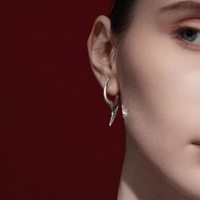 Boucles d'oreilles créoles industrielles gothiques sculpturales à épines, accessoire de créateur audacieux pour les femmes affirmées