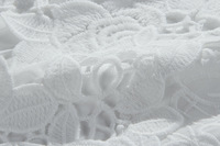 Robe d'été 2026 TKS en dentelle brodée pour femme, style élégant et taille ajustée
