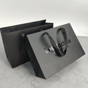 Sacs en papier noir personnalisés avec impression UV - Sacs shopping noirs mats de luxe avec poignées en tissu, sacs en papier de marque - Product Image 6