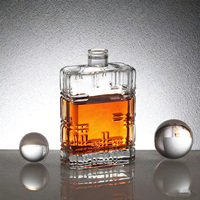 Bouteille en verre carrée industrielle de 700 ml avec bouchon en liège, finition mate, décoration estampée or pour la vodka, le whisky, le rhum, la tequila