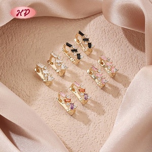 Pendientes Huggie Clásicos Chapados en Oro de 18K con Diseños de Circones Modernos, Joyería de Latón para Mujer, Excelente Idea de Regalo de Aniversario - Product Image 3