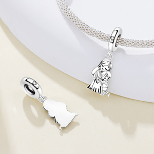 Colgante de madre y niño abrazándose, diseño original, lujo discreto, a la moda - Product Image 5