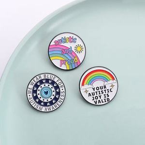 En gros, badges métalliques créatifs à thème de dessin animé, broches lettres arc-en-ciel uniques, série « Sensibilisation à l'Autisme » - Product Image 4