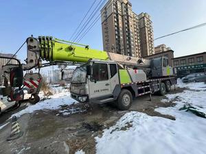 Grúa sobre orugas usada Zoomlion QY25V541 de 25 toneladas, año 2016, con pluma telescópica de 48 m, motor, bomba y componentes principales PLC. - Product Image 2