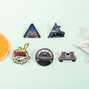 Pin Enamel Mobil OUTATIME Mesin Perjalanan Waktu Keren, Bros Gaya Film Petualangan Sci-Fi, Perhiasan Ransel Grosir - Product Image 2