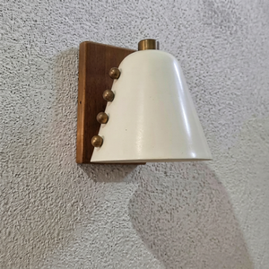 Applique murale en laiton en forme de cône ivoire avec détails rivetés – Lampe murale artisanale de style Mid-Century Modern, blanche - Product Image 1