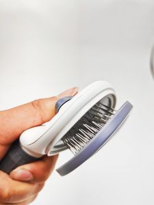 Longue brosse douce autonettoyante pour chiens et animaux de compagnie - Product Image 6