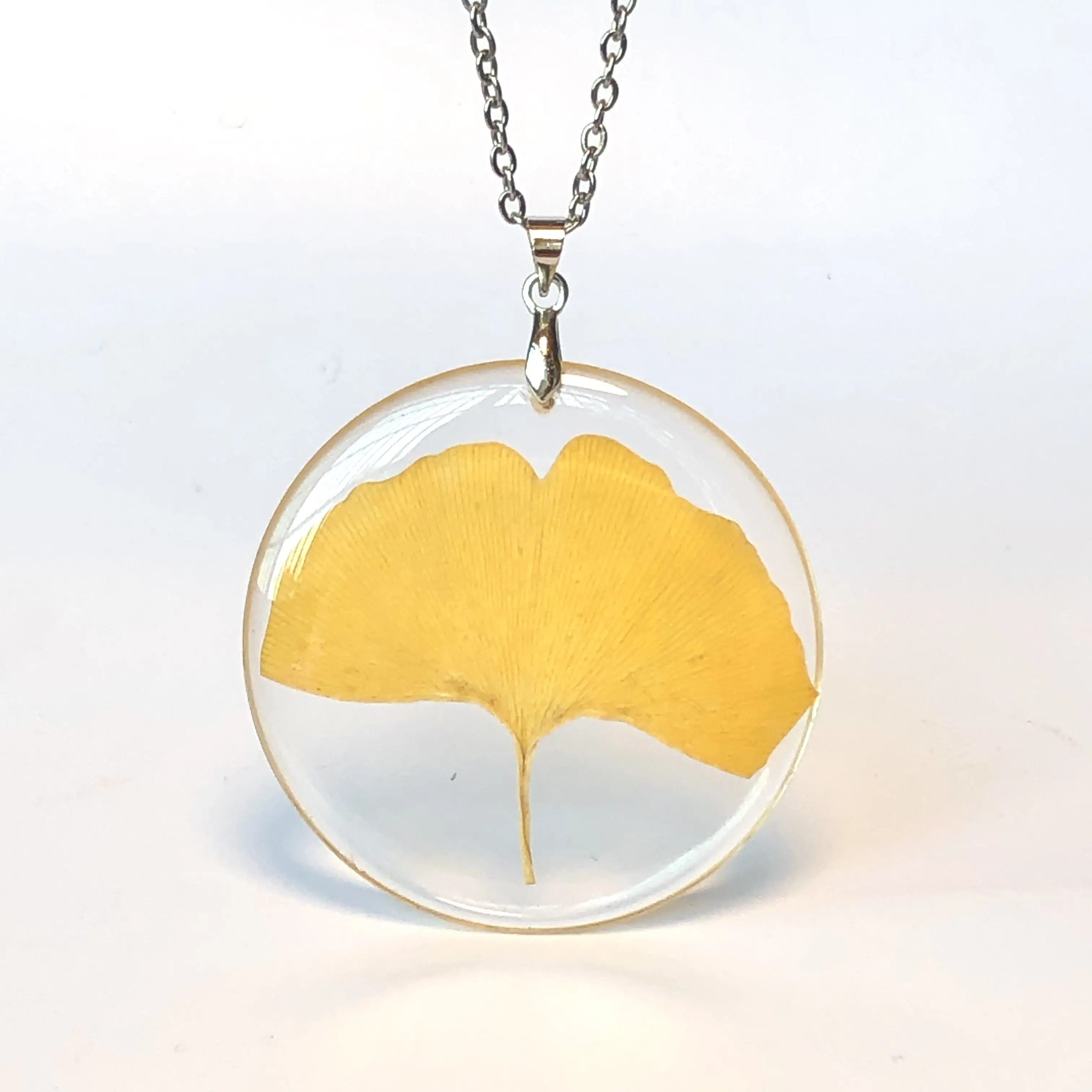 Lead Time 2022 New Arrival Real Ginkgo Leaf Charm In Resin Large Round Real Leaf Necklace For Men Women