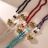 Collier de perles rondes facettées de 10 mm en pierres naturelles de guérison (turquoise, améthyste) avec pendentif cœur doré – Cadeau bijou