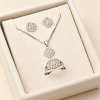 Ensemble de bijoux vintage carré en strass plaqué or, collier avec pendentif chaîne boîte, boucles d'oreilles clous et bague, trio pour femme
