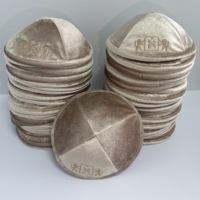 Kipá/Yarmulke de Terciopelo Judío Personalizada al por Mayor con Logotipo Bordado y Texto Hebreo Personalizado para Eventos de Bar Mitzvah y Bodas