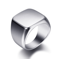 Bague carrée minimaliste, élégante et abordable pour homme en acier inoxydable 316L plaqué or 18 carats.