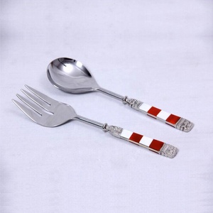 Cuillère et fourchette de service à salade en acier inoxydable plaqué argent avec manche en résine rouge et blanche ensemble de service à salade gadgets de cuisine - Product Image 2