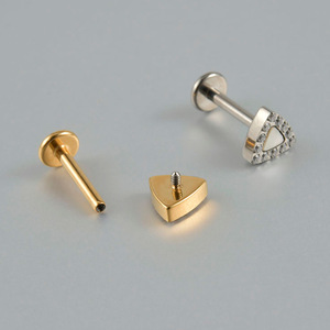 Pendiente de titanio F136 G23 con incrustaciones triangulares exquisitas de circonita redonda, rosca interna y base plana, para <span class=keywords><strong>piercing</strong></span> de <span class=keywords><strong>labio</strong></span>, joyería de moda. - Product Image 3