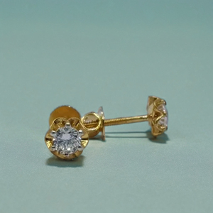 Élégantes boucles d'oreilles clous en or 22 carats et diamants avec sertissage classique à griffes, bijoux minimalistes et stylés pour femme, idéales pour le quotidien - Product Image 3