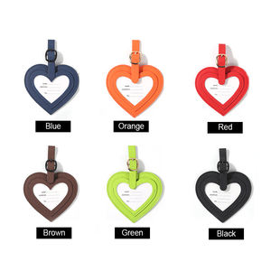 Étiquettes de bagage en gros en cuir PU Saffiano vegan, anti-UV, imprimées en forme de cœur, pour identification de bagages de voyage, couleur marine unie - Product Image 1