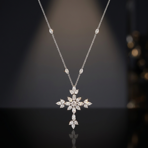 Collar con Colgante de Cruz de Diamantes de Lujo, Plata 925 con Baño de Rodio, Corte Brillante Redondo, Joyería de Boda para Mujer - Product Image 3