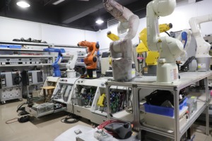 Nuevo en Stock AB8 Brazo de <span class=keywords><strong>robot</strong></span> industrial de bajo costo Parte DSQC639 3HAC041443-003 3HAC079227-001 IRC5 CPU Unidad de computadora - Product Image 5