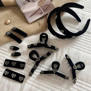Ensemble de barrettes brodées de luxe - Design cœur avec fermoir <span class=keywords><strong>Swarovski</strong></span> et bandeau compatible avec les tresses - Product Image 2