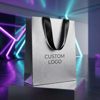 Sac en papier de luxe finition chrome argenté métallisé avec logo personnalisé pour une image de marque technologique haut de gamme
