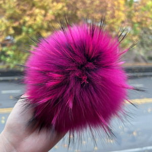 Pompones de piel de mapache Real de 15cm de alta calidad al por mayor de fábrica, bolas de pompón de piel esponjosa de Color personalizado para sombrero con broche - Product Image 4