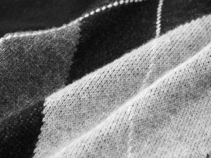Cardigan en laine pure à 100 %, motif losanges, tricot torsadé, certifié GOTS, col rond, boutonné, style luxe discret - Product Image 4