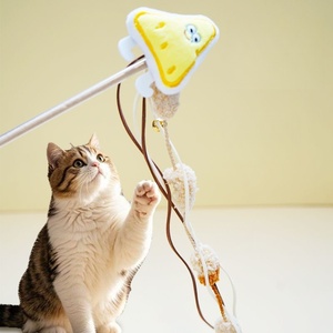 Jouet interactif pour chaton : Baguette à chatouiller en peluche mignonne, série Donut et Croissant, avec clochette - Product Image 3
