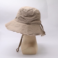 Chapeau Bob Kaki à Bords Effilochés avec Logo Métallique Personnalisé et Sangle Mentonnière pour la Pêche et les Voyages – Usage Décontracté