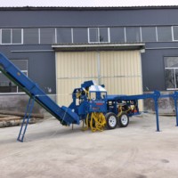 Processeur de bois de chauffage alimenté par un moteur à essence 30T avec convoyeur, coupe-bois et fendeuse hydrauliques, et table à bois.