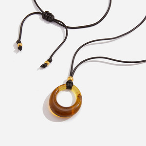 Collier pendentif en résine, design géométrique rond pour femme, chaîne de pull, bijoux, origine Yiwu - Product Image 1
