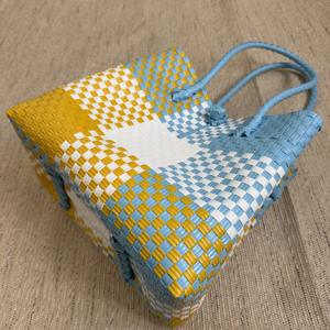 Sacs à main imperméables, sacs tissés uniques pour femmes, fabriqués à la main, en plastique recyclé de qualité supérieure, tissage recyclé d'Indonésie - Product Image 5