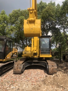 Excavatrice d'occasion Komatsu PC300-7 PC400-7 avec une masse opérationnelle de 30 tonnes. Composants principaux : moteur, boîte de vitesses, pompe à engrenages. - Product Image 3